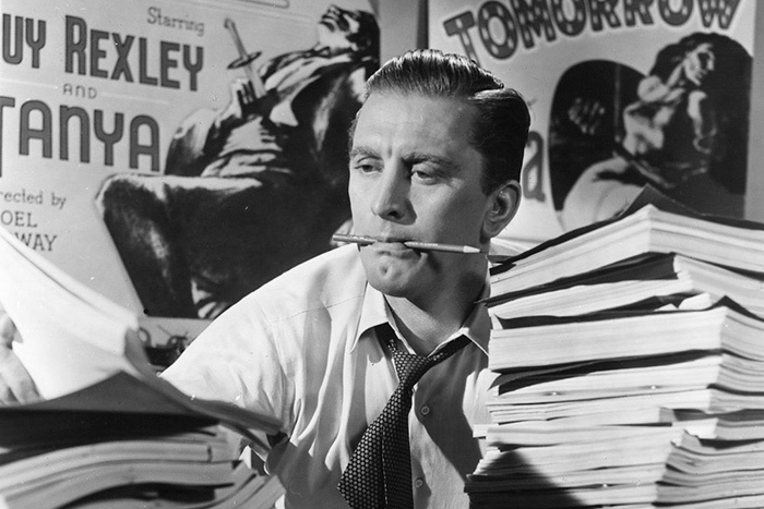 Женщина в галстуке и мужчина с дымовой трубкой: лица в крупном плане.